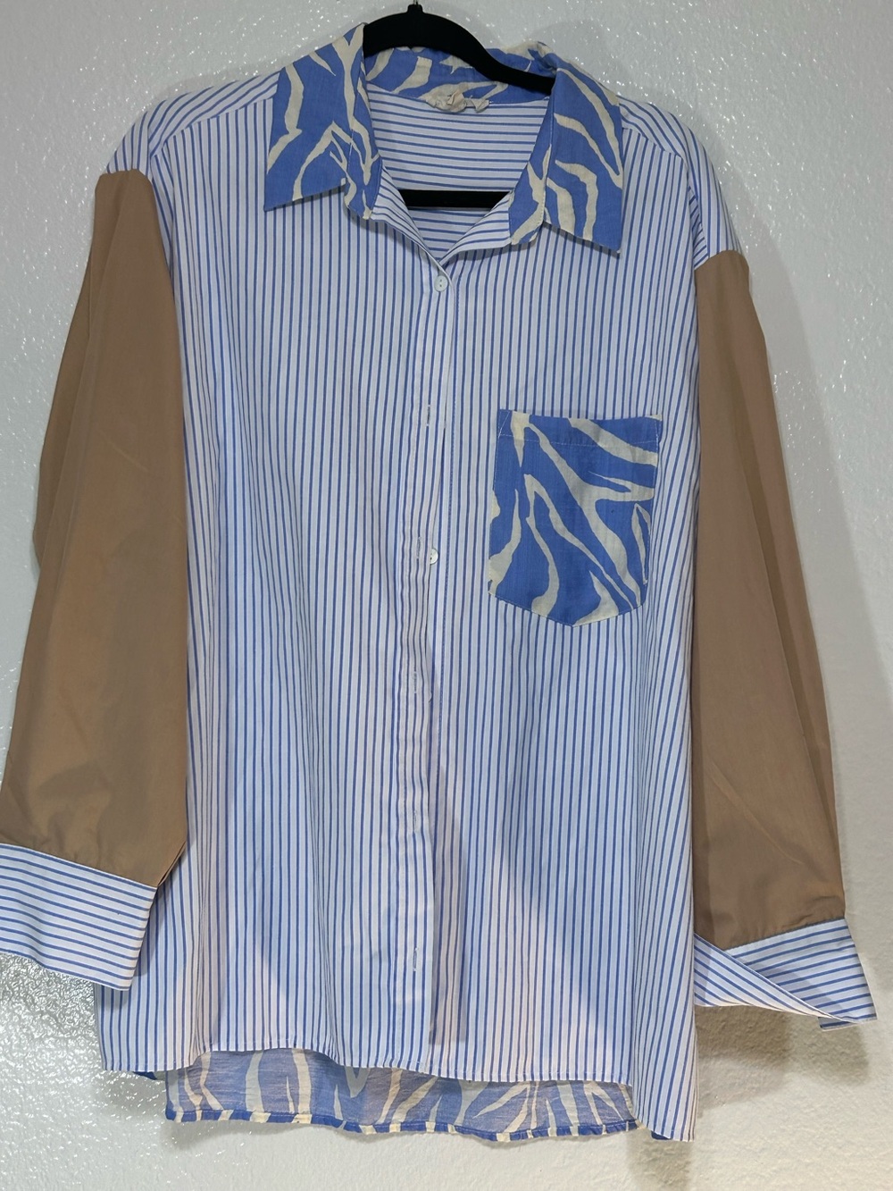 Entro Blue Beige Striped Animal Print Button-Up
Collared Long Sleeve Shirt
XL